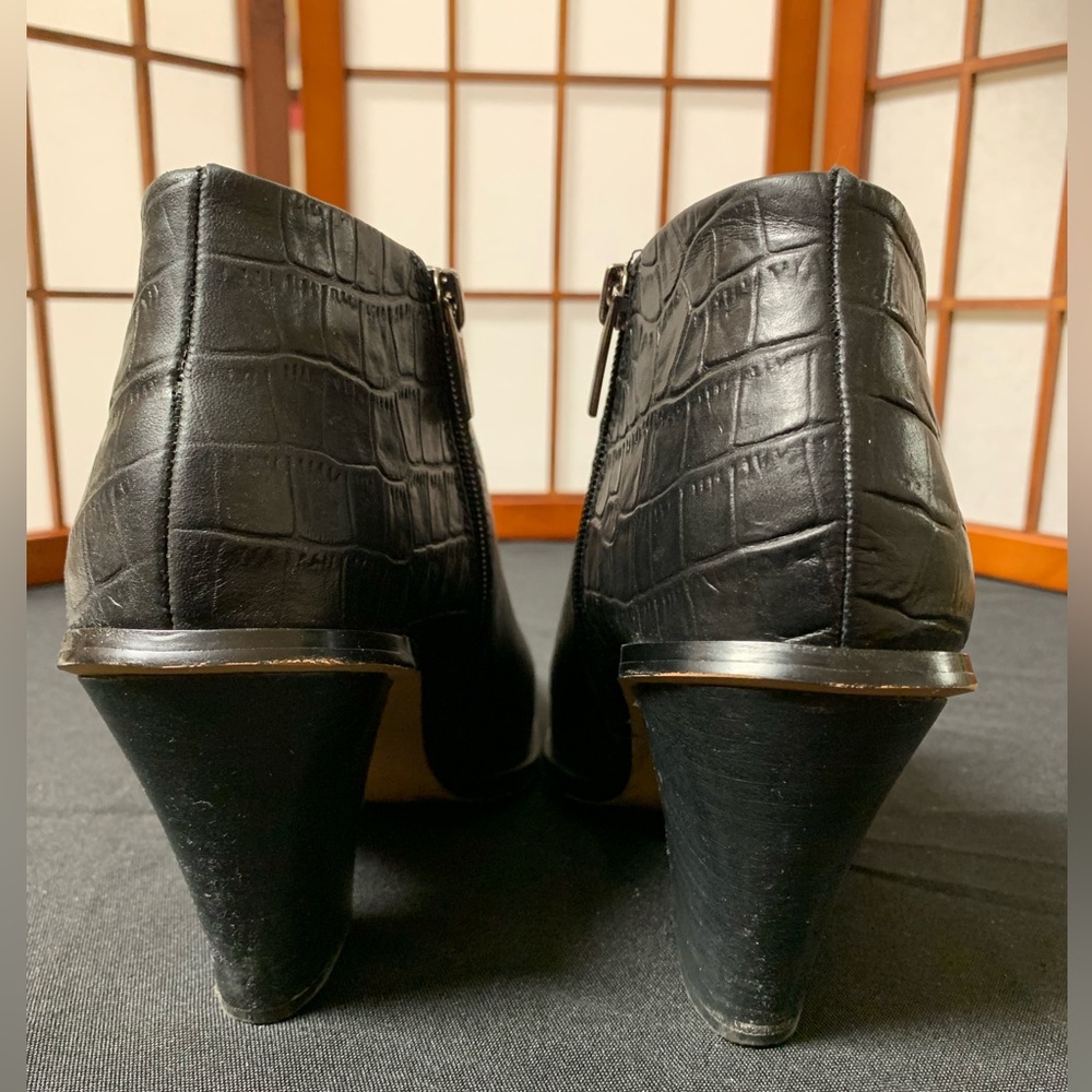 Vince Camuto Black Ankle Boot Shoes. Size 9M
Pls see pics for flaws - Picture 2 of 10
